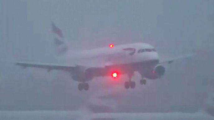 Flight landing in foggy weather at Heathrow