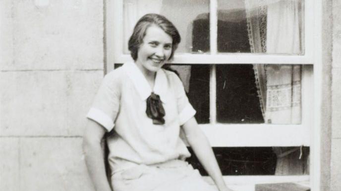 Màiri Anna NicLeòid aig an taigh ann an Leòdhas ann an 1926