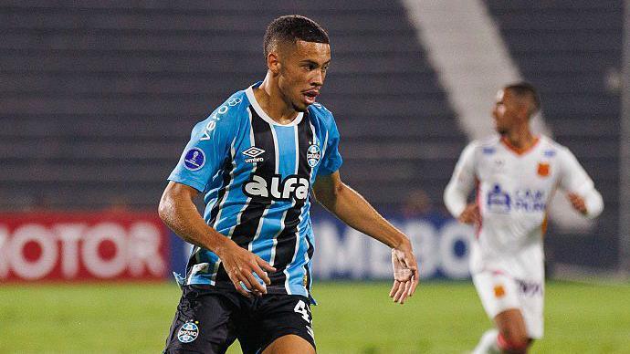 Alysson Edward of Gremio runs with the ball