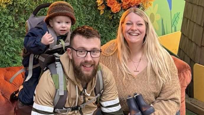 Llun teuluol o Arron, ei wraig Georgina a Ffredi yn gwenu