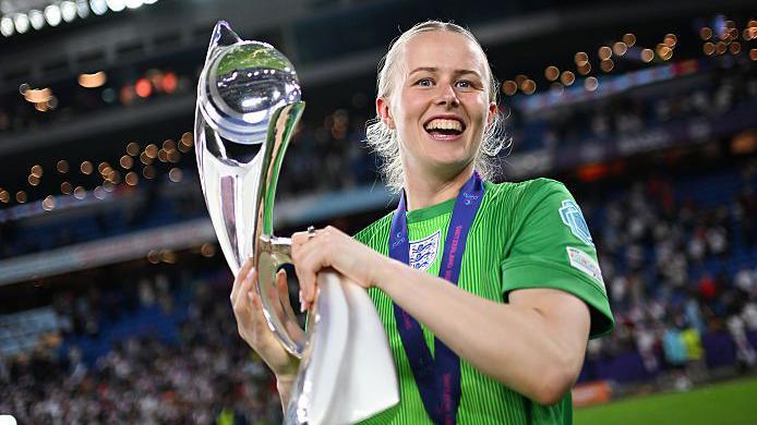 Hannah Hampton with the Euros trophy this year.