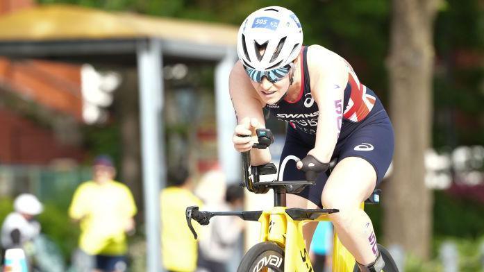 Claire Cashmore cycling during the World Triathlon Para Series in Yokohama in 2024