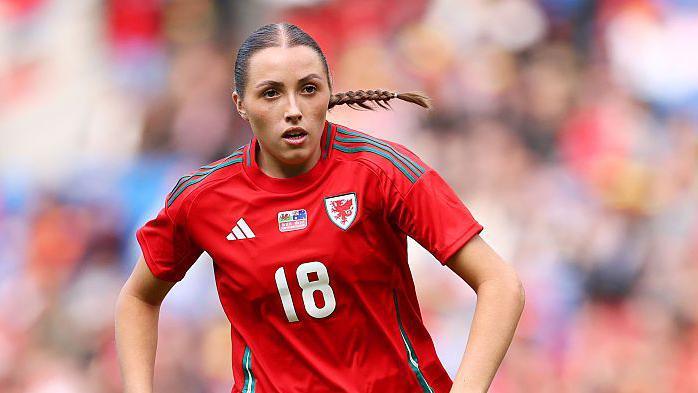 Mared Griffiths yn chwarae'n erbyn Awstralia yn Stadiwm Dinas Caerdydd