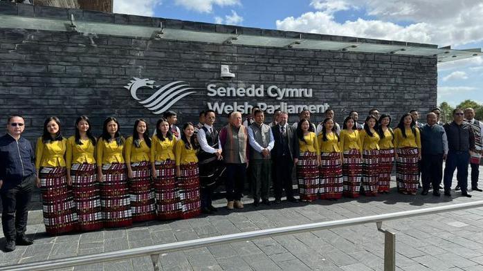 Mae Côr Synod Mizoram yn diddanu'r dorf yn Aberystwyth