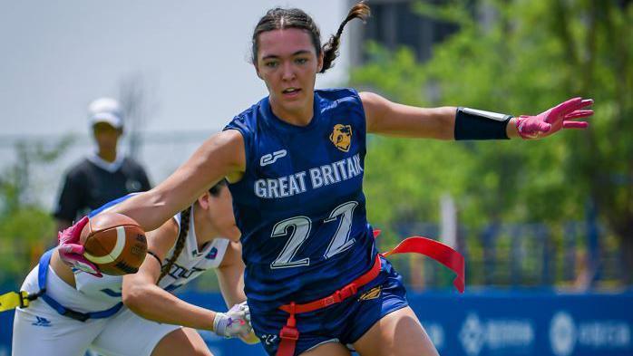 Hannah Elliott runs in a touchdown for Great Britain against Italy at the 2025 World Games