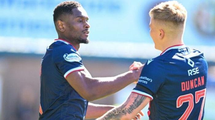 Cluicheadairean Ross County Akil Wright (clì) agus Ryan Duncan an dèidh a dhol 1-0 an aghaidh Morton. 