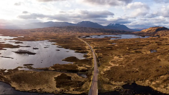Am prìomh rathad tro Mhòinteach Raineach air a thogail bhon adhar