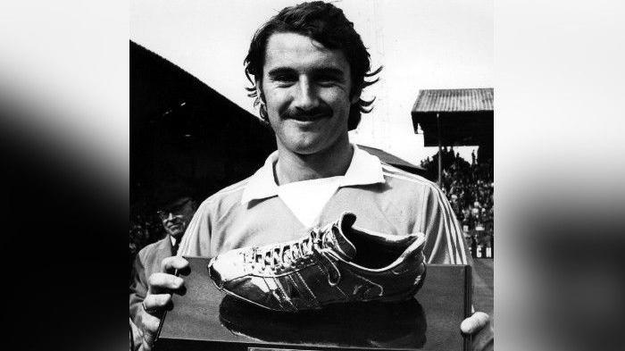 Mickey Walsh with his Goal of The Season trophy