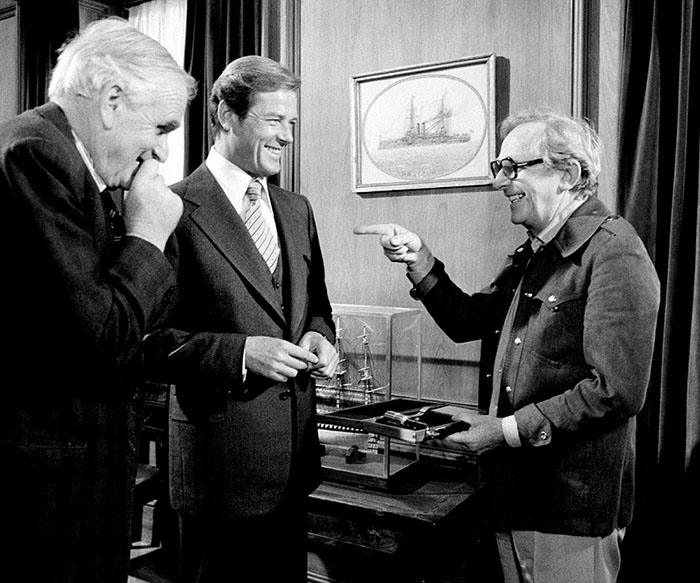 Lewis Gilbertt (r) with Desmond Llewelyn and Roger Moore