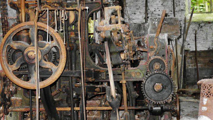 Hen beiriant rhydlyd