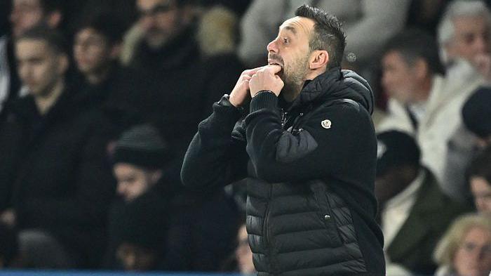 Roberto de Zerbi trying to get his players' attention on the touchline