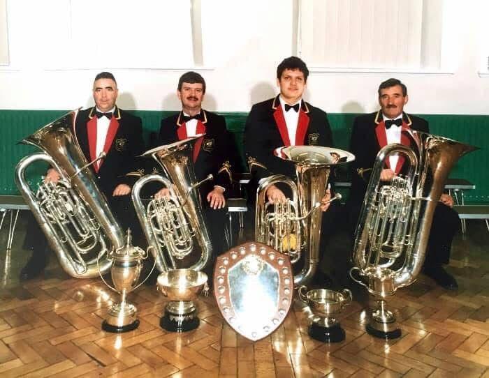 Gavin gyda adran bas Seindorf Arian Deiniolen