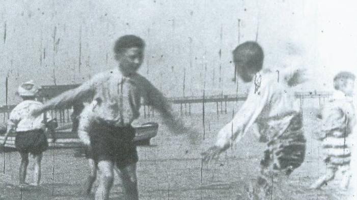 Plant yn chwarae yn Y Rhyl mewn ffilm gan Arthur Cheetham