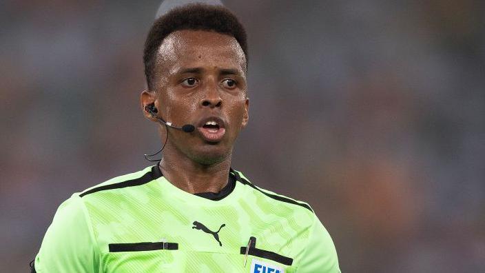 Omar Artan refereeing a match
