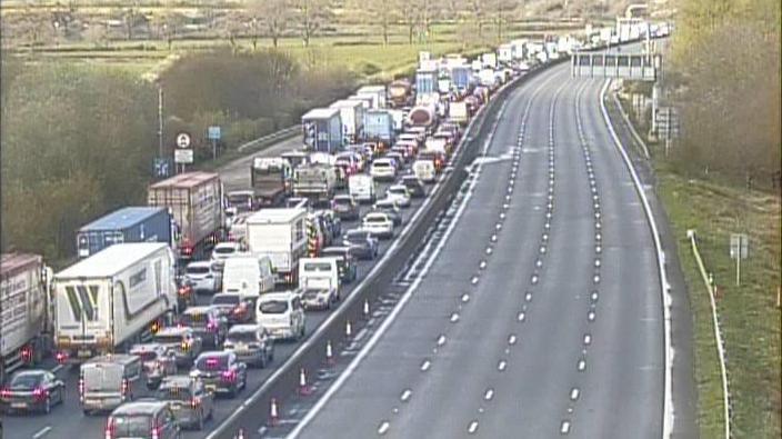 Cars queuing on the M25 with the anti-clockwise lanes empty