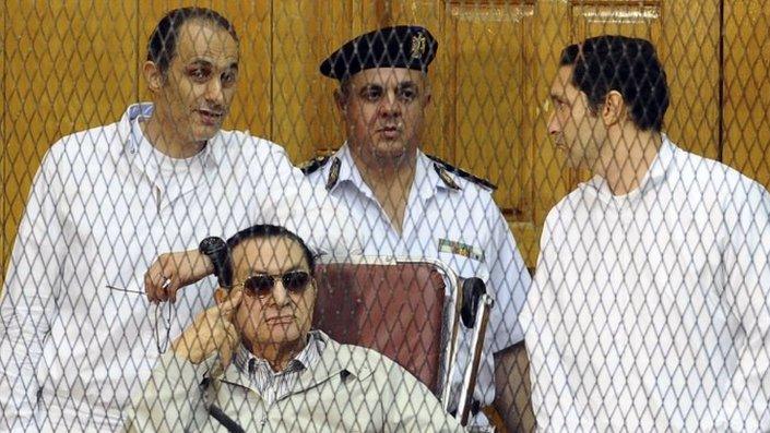 Gamal Mubarak, Hosni Mubarak and Alaa Mubarak in court (14 September 2013)