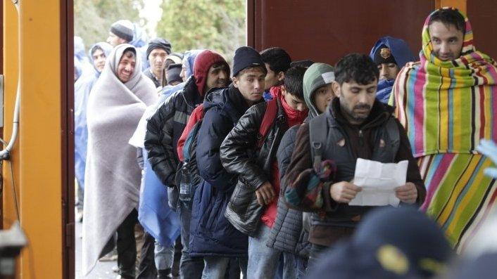 Migrants are registered after crossing into Slovenia 17/10/2015