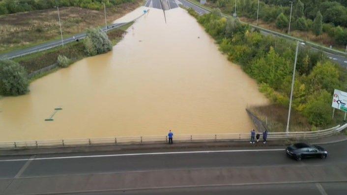 The top of the Lower Shelton pumping station can be seen on the left, submerged in floodwater on the A421 near the bridge that carries Beancroft Road