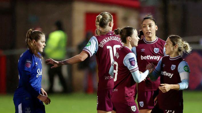 West Ham players celebrate their win over Everton at FT