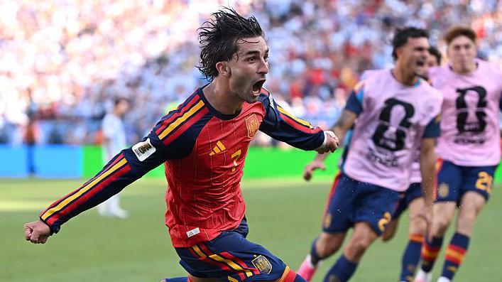 Ferran Torres celebra tras adelantar a España en la final del Mundial contra Argentina.