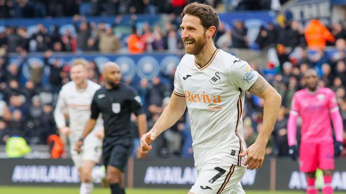 Joe Allen yn dathlu sgorio yn y gêm gyfartal 1-1 yn erbyn West Brom yn Stadiwm Swansea.com