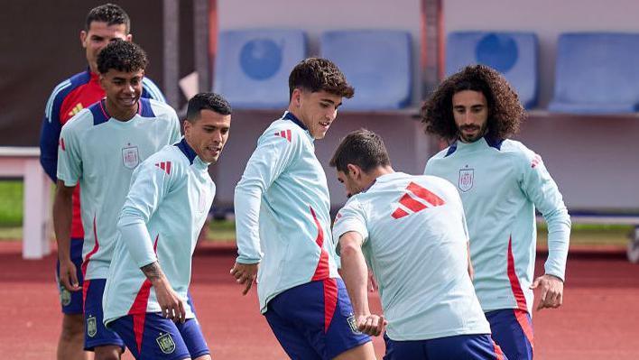 Spain players Pau Cubarsi, Lamine Yamal, Pedro Porro and Marc Cucurella training