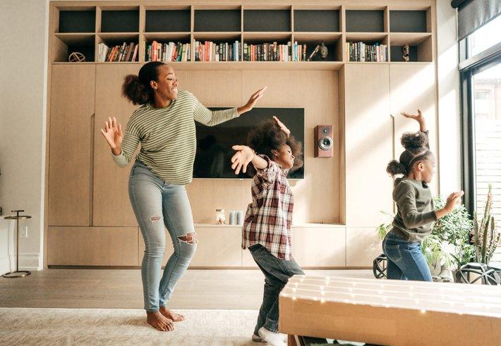 Kids-dancing-with-their-mum