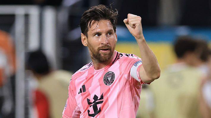 Lionel Messi raises his fist in celebration during Inter Miami's 2-2 draw with Palmeiras