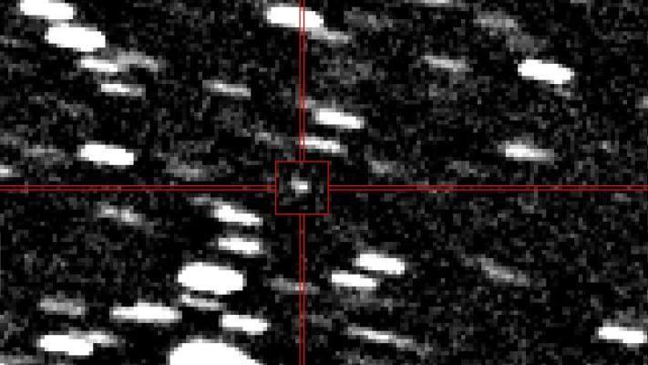A black and white picture of the 3l/ATLAS comet, highlighted in a red box.