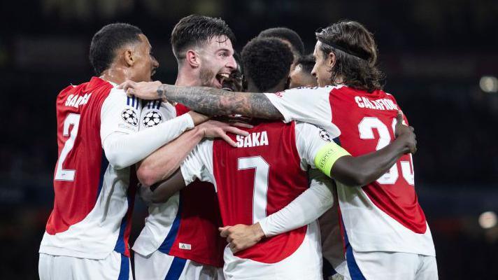 Arsenal players celebrate goal against PSG