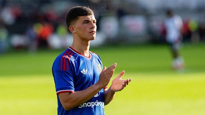 Manchester United forward Shea Lacey applauding