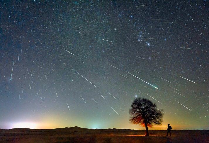 Here yu can see the Geminid meteor shower on December 13, 2020 over the Kubuqi Desert of Inner Mongolia, China.