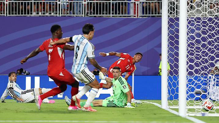 Dan Ndoye (red number 11) equalises for Switzerland