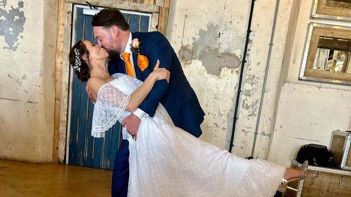 Wedding dress from hospice shop let bride feel close to late mum BBC News