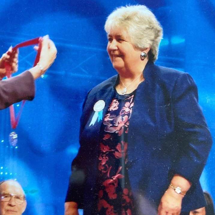 Y ddiweddar Sydney Davies yn derbyn ei medal T.H.Parry-Williams (efo'i gŵr Theo y tu ôl iddi)