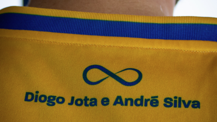 Diogo Jota and Andre Silva's names underneath an infinity symbol on Gondomar's 2025-26 kit
