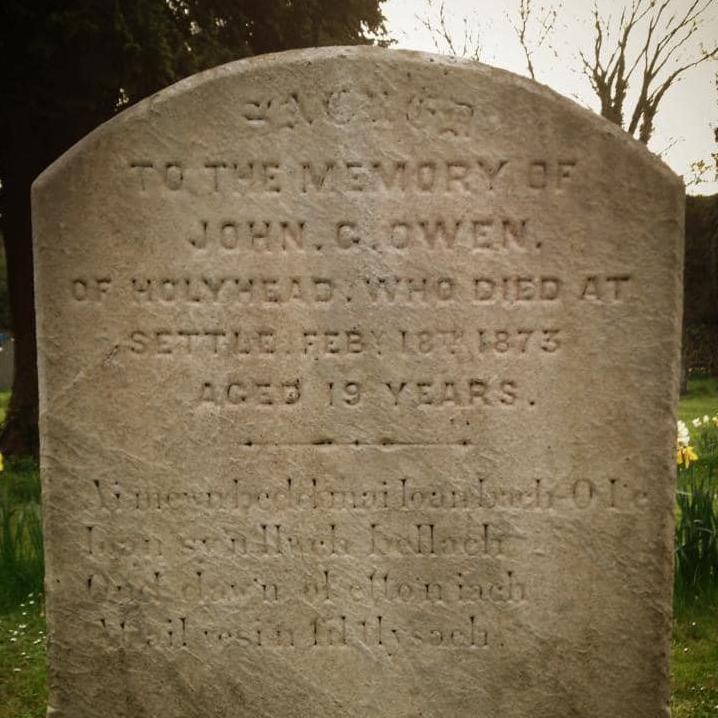 Bedd John G. Owen yn Settle, Cumbria