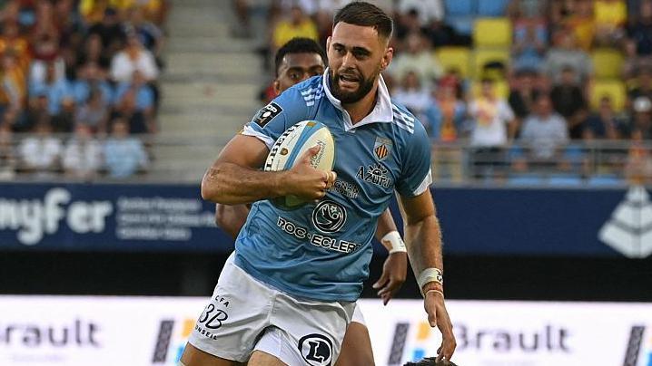 Max Hicks evades a tackle during a match between USA Perpignan and Racing 92