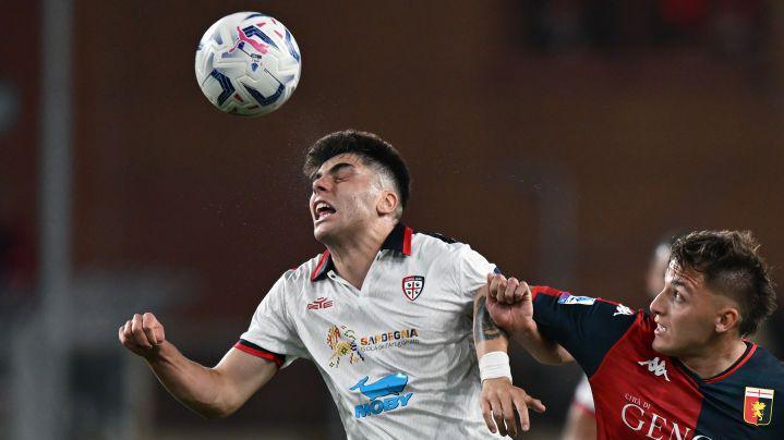 Adam Obert beats Genoa's Mateo Retegui to a header