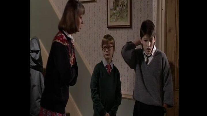Caryl Parry Jones, Aled Pughe ac Arwel Davies mewn pennod o Hapus Dyrfa (1990)