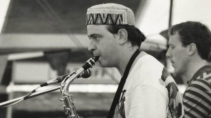 Edwin yn chwarae'r sacsoffon