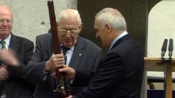 Ian Paisley presents musket to Bertie Ahern