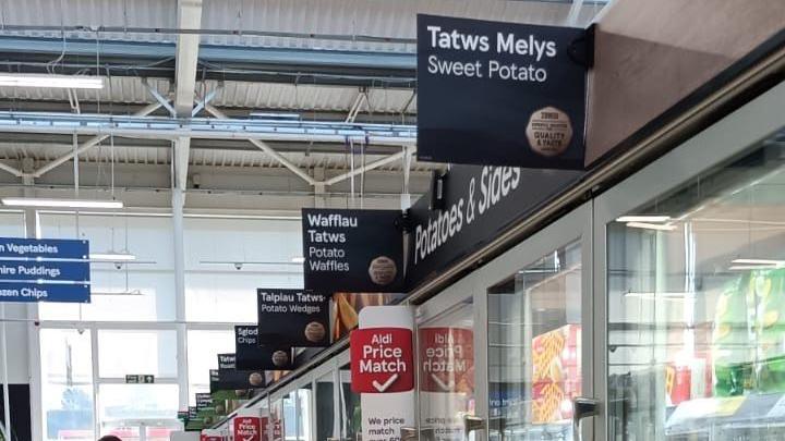 Arwyddion Cymraeg mewn Tesco yn Helston