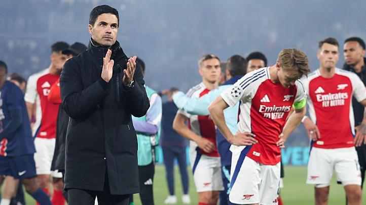 Mikel Arteta applauds the Arsenal supporters after their Champions League loss to PSG