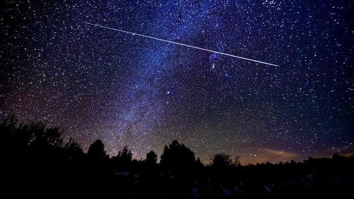 A shooting star in the night sky.