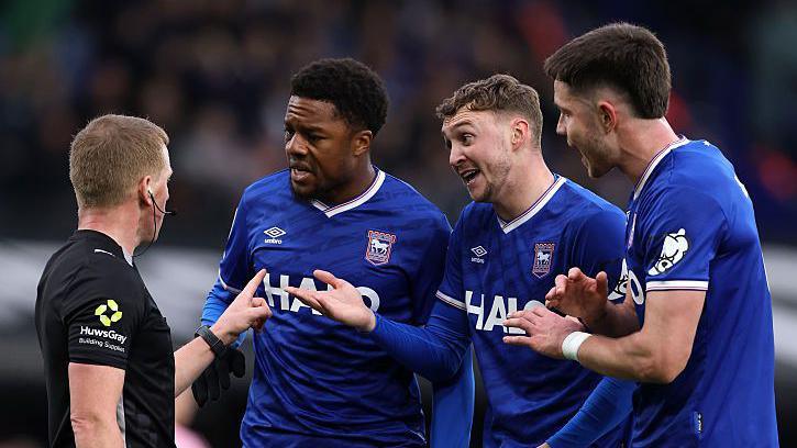 Ipswich's eorge Hirst, Jack Taylor and Chuba Akpom argue with Referee, John Busby