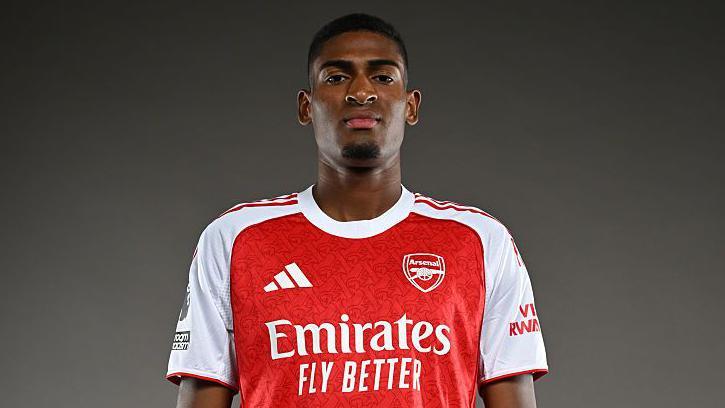Cristhian Mosquera in an Arsenal shirt