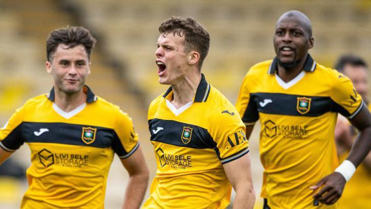 eae9cc80-75d5-11f0-b75c-5dfe2a537f5b Lewis Smith hoping to help Livingston 'thrive' in the Premiership