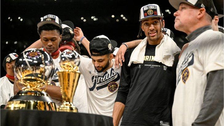 Zeke Nnaji celebrates with Nuggets after LA Lakers win