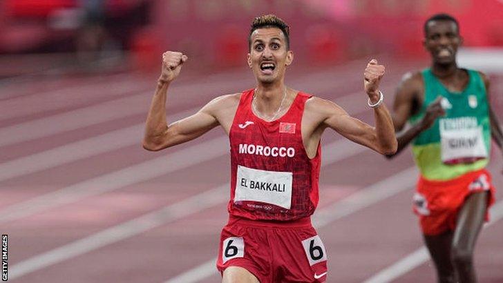 Morocco's Soufiane El Bakkali celebrates winning gold in the men's 3,000m steeplechase at the Tokyo Olympics